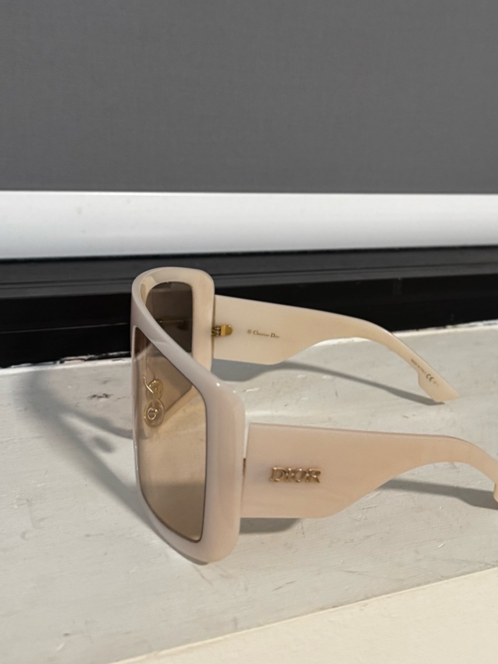 Dior so light sunglasses 
#sunglasses #goggles #dior - Picture 3 of 8